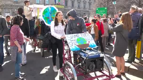 밀라노 이탈리아 2019 기후에 세계적 파업에서 도보를 사람들의 코러스 학생들 — 비디오