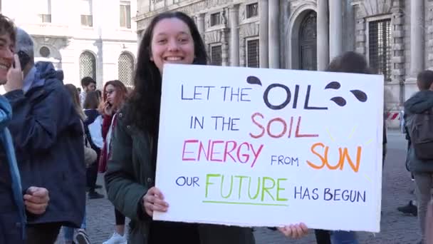 ミラノ イタリア 2019年3月15日 ミラノ イタリアのための世界的なストライキでデモをする幸せな女の子 金曜日に抗議する笑顔の女性が将来のために金曜日に抗議し 油に対してピケ記号で学校をスキップ — ストック動画