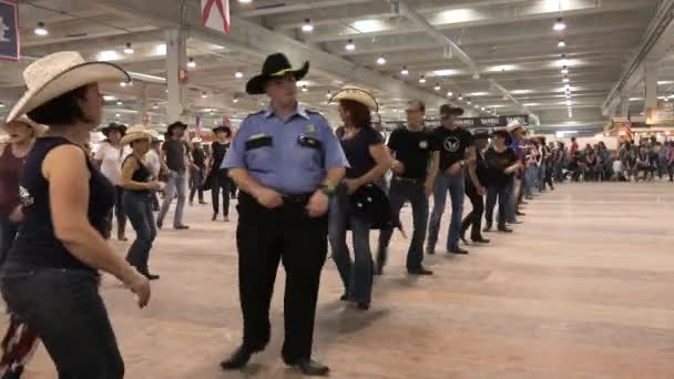 Cremona Italien Mai 2019 Cowboys Cowgirls Und Polizisten Tanzen Line — Stockvideo