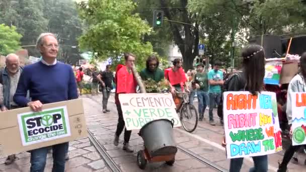 Milaan Italië September 2019 Studenten Lopen Met Boom Piket Tekens — Stockvideo