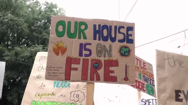 ミラノ イタリア 9月27 2019気候のための地球規模のストライキのための抗議の兆候 私たちの家は火の上にある 将来のための金曜日 グレタ トゥンベルク環境運動 保全活動のプラカード — ストック動画