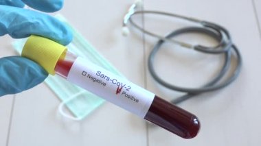 Covid-19, 2019-ncov aşısına karşı ilaç tedavisi yapan doktor, pozitif test, mavi eldivenli hemşire Sars-Cov-2 tıbbi tedavisini alıyor, doktor elleri Coronavirus aşısı elde ediyor.