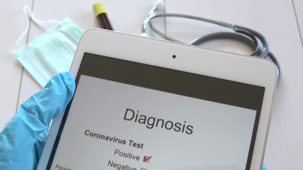 医師がCovid 19疾患陽性検査結果をタブレットで読み取り 青い手袋を装着した医師がSars Cov 2検査結果を確認し 看護師の手がコロナウイルスを取得2019 Ncov診断をパッドで取得 — ストック動画