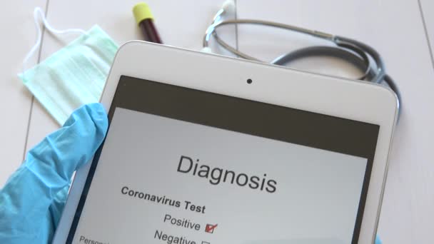 Médico Médico Leitura Covid Doença Resultados Positivos Teste Comprimido Médico — Vídeo de Stock