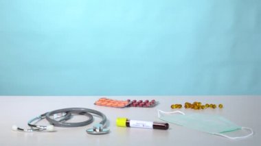 Biyolojik tehlike salgını ve Coronavirus, Covid-19 hastalığı korkusuyla paniğe kapılmış bir doktorun sembolik sahnesi. Doktor pandemi, bulaşıcı hastalık salgını, veba salgını, Sars-Cov-2.