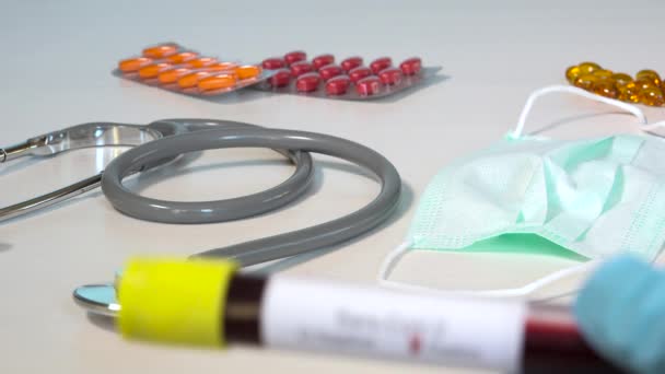 Médecin Analysant Les Résultats Positifs Des Tests Sanguins Maladie Covid — Video