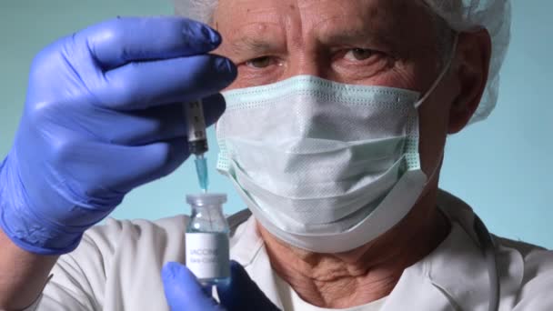 コロナウイルスワクチンを保有している古い医師 青い手袋を持つ看護師は 注射器でSars Cov 2医療救済策を準備します 老化科学者Covid 2019 Nconvワクチンに対する準備医学治療を受ける — ストック動画