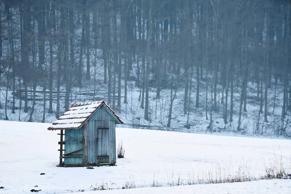 Wooden cabin in the field with snow in winter, white — Stock Photo, Image