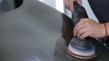 Bir araba elektrikli el aletleri parlatma