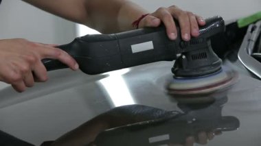 Oto tamircisi arabaya parlatma mekanik.