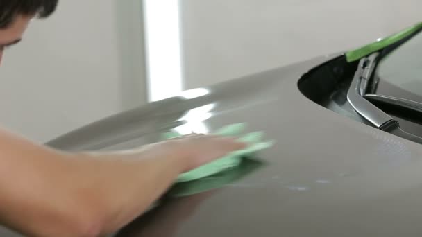 Рука з протиранням полірування автомобіля — стокове відео