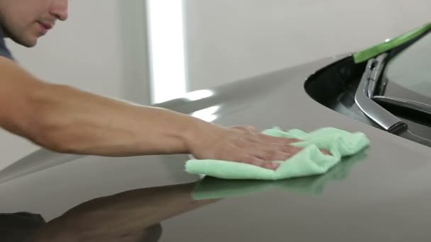 抛光汽车刮水器与男人的手 — 图库视频影像