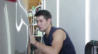 Çalışan bir araba baca şapkası ile elektrikli alet parlatıyor. Araba serisi detaylandırma.