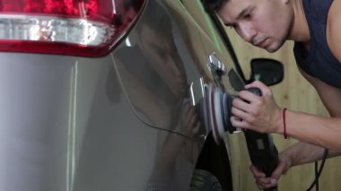 Gri araba parlatma. Araba serisi detaylandırma.