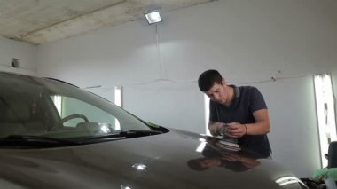 çalışan bir araba cilalama.