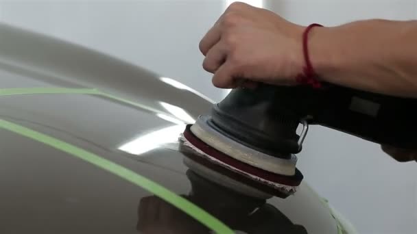 Trabalhador polir um carro . — Vídeo de Stock