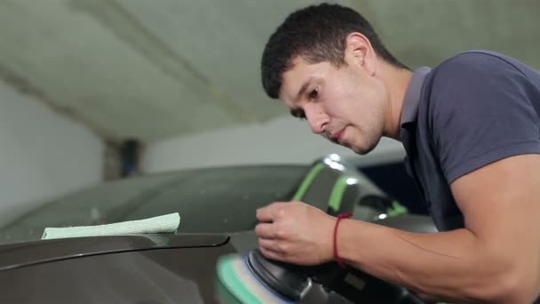 Un hombre pule la carrocería del coche — Vídeos de Stock