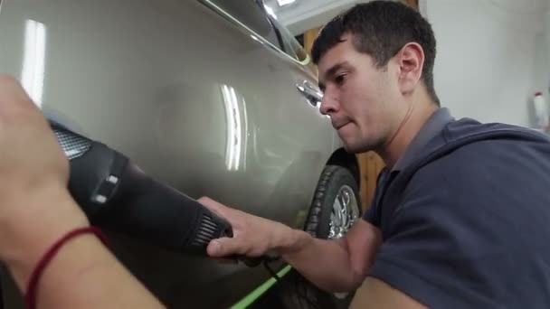 El pulido del coche con una máquina pulidora — Vídeos de Stock