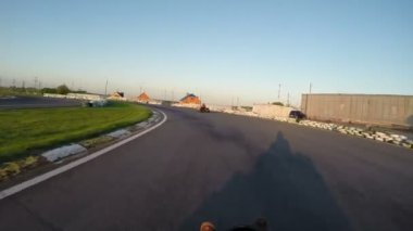 Karting, kamera için kask takılı
