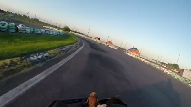 Karting filmé depuis la vue des pilotes — Video