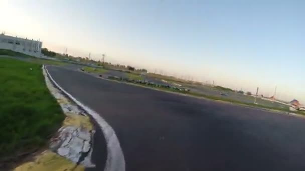 Dois motoristas vão em karts — Vídeo de Stock