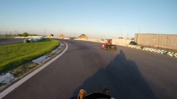 Karting yarışı, kamera için kask takılı, — Stok video