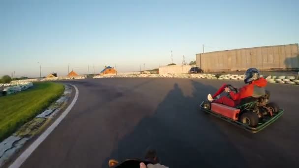 Karting yarışı, kamera için kask takılı, — Stok video