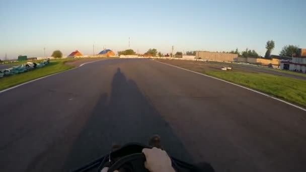 Unidades profissionais ir kart na pista, Karting filmado a partir da visão motoristas — Vídeo de Stock