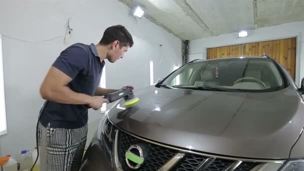 Arbeiter poliert Motorhaube eines Autos — Stockvideo