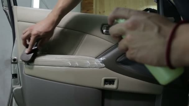 Arbetaren tvättning av inre av en mjuk borste med skum. — Stockvideo