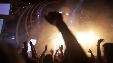 Parti insanlar bir konserde. Sanatçı sahnede