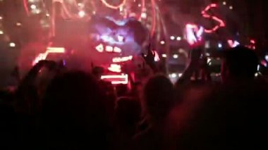 Dünya Yıldızlar konser. İnsanlar dans parti veren, sallayarak ve el tokat