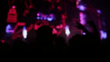 Fotoğraf çekmek ya da yazmak video müzik konserinde kendi akıllı telefonlar ile insanlar