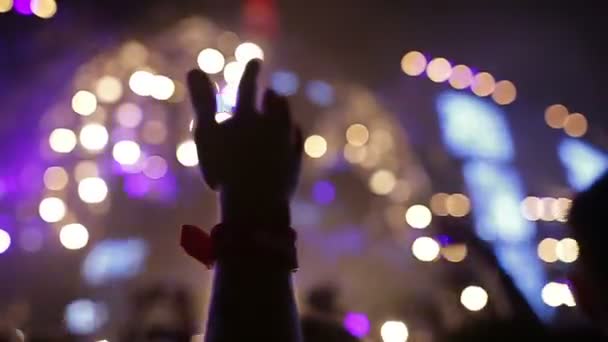 Το σχήμα ενός ανεμιστήρα το χέρι σε ένα φεστιβάλ ηλεκτρονικής μουσικής στη Ρωσία. — Αρχείο Βίντεο