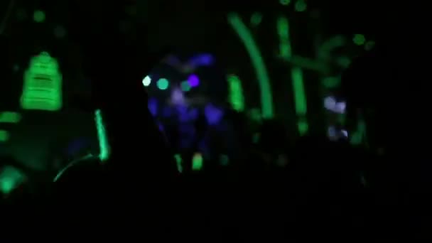光と音楽と技術の最高のお祭りでパーティーを作る群衆. — ストック動画