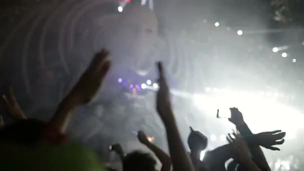 Le public applaudit joyeusement les mains battantes dans l'air lors d'un concert lumière clignotante lumiere à l'interprète — Video