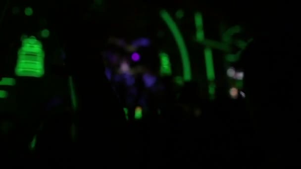 O famoso festival de música e tecnologia. Silhuetas de fãs. A cena verde . — Vídeo de Stock
