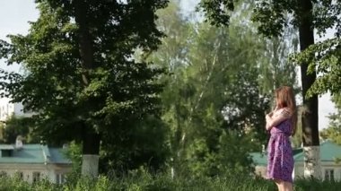 parkta, çekici bir kadın portresi kollarını çapraz