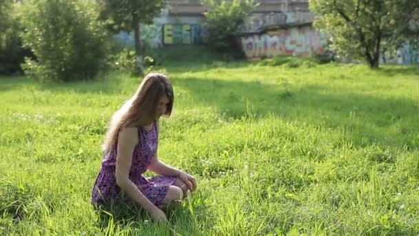 Flicka på våren gräsmatta — Stockvideo