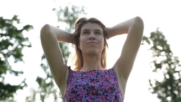 Portrét sexy dívka obdivuje na kameru a rychlých pohybů perem vlasy dlouhé, zdravé, — Stock video