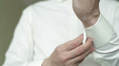 Damat Close-Up kol üzerinde koyar.