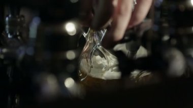 Dökülen bir bardak bira. Lager, Bar