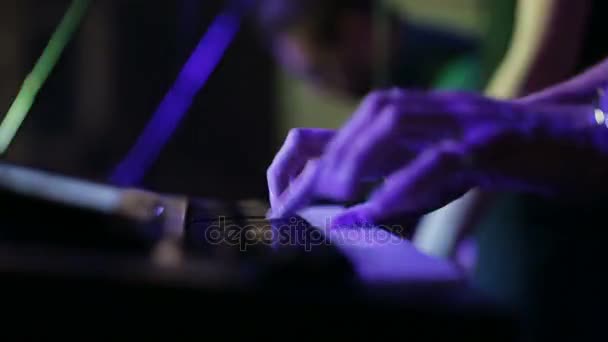 Manos de músico tocando el teclado en concierto — Vídeos de Stock