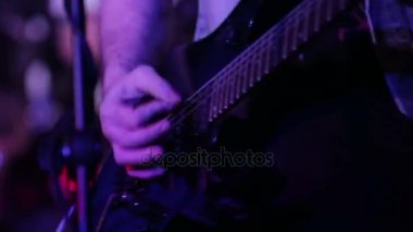 Gece kulübü sahnede gitarist