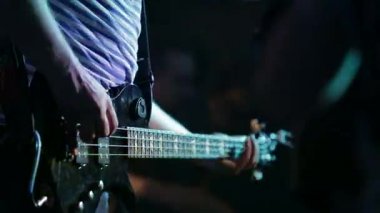 Bas gitar çalmaya bir müzisyen