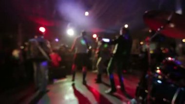 Müzik grubu gerçekleştirmek bir sahnede.