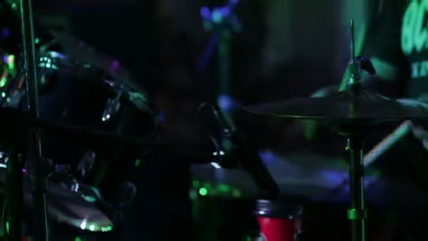 Člověk hraje na bicí. Lumiere — Stock video