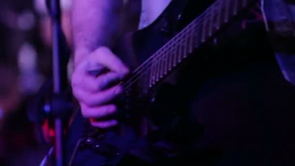 Guitarrista no palco no clube noturno — Vídeo de Stock