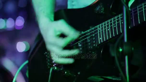Ροκ μουσικός παίζοντας έξι συμβολοσειρά ηλεκτρική κιθάρα — Αρχείο Βίντεο