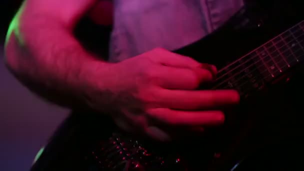 Close-up guitarrista tocar la guitarra eléctrica — Vídeo de stock